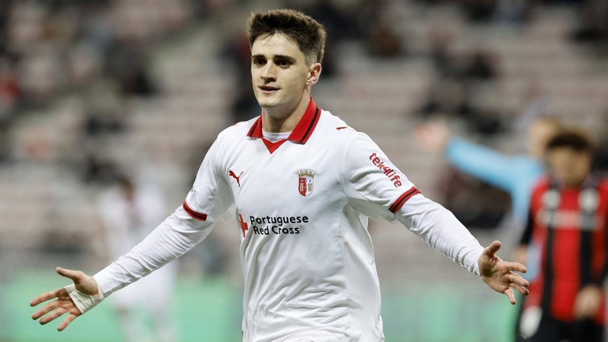 Pau Víctor no desaprovecha la oportunidad para anotar en Europa League