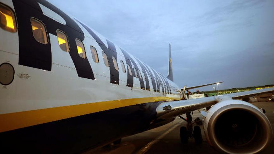 Avión de Ryanair a pie de pista