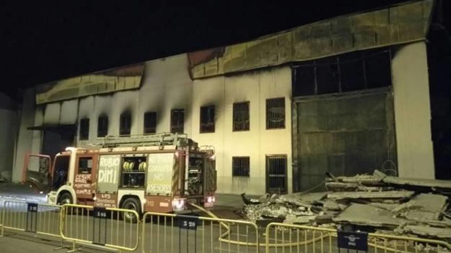 Vehículo de bomberos, en la madrugada del domingo al lunes, en la fábrica siniestrada.