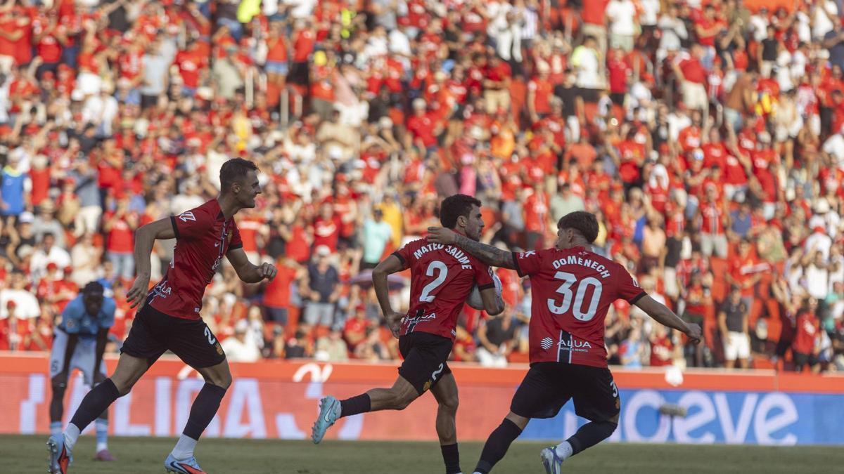 Marc Domènech felicita a Mateu Jaume por su gol contra el Celta.