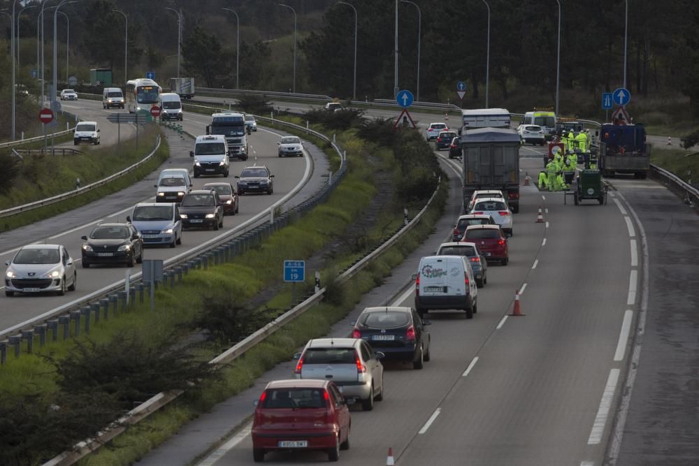 Retenciones kilométricas por las obras en un carril de la "Y"