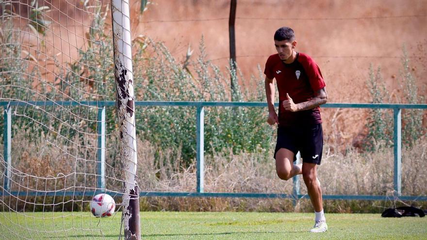 Álex López se ejercita durante una sesión de este curso con el Córdoba CF.
