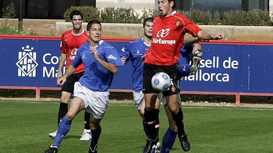 El delantero del Mallorca B Sergi en un lance del partido de ayer frente al Lleida en Son Bibiloni.