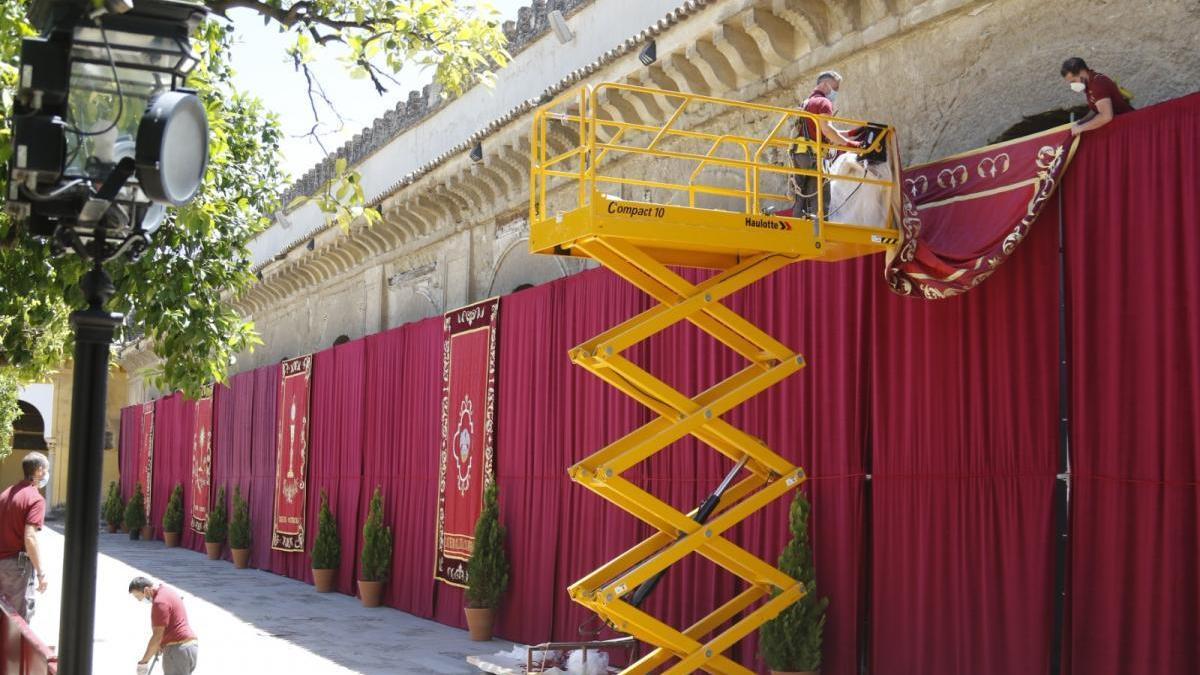 El Patio de los Naranjos se engalana para la festividad del Corpus