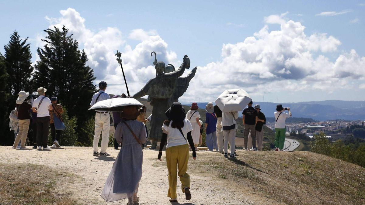 Turistas y peregrinos en el mirador del Monte do Gozo, uno de los mejores lugares de Santiago para ver el eclipse