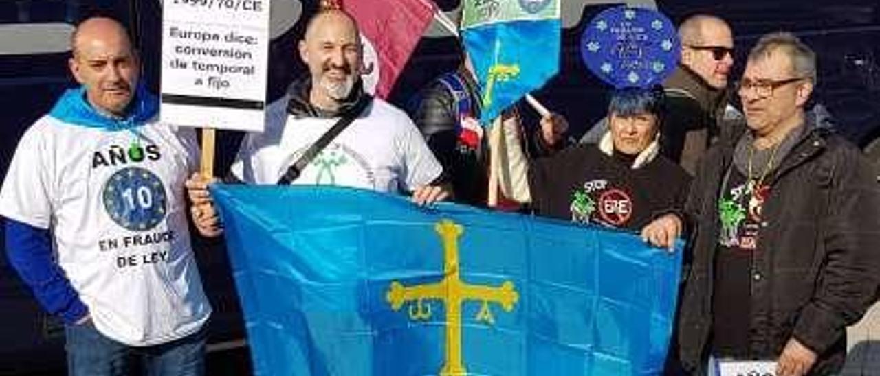 Por la izquierda, José Manuel Villar Vega, Antonio Navarro, Montse Iglesias y Miguel Ángel González Sastre, con la bandera asturiana