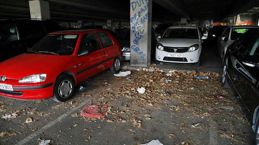 La brutícia s’acumula al pàrquing. | M.A.MONTESINOS