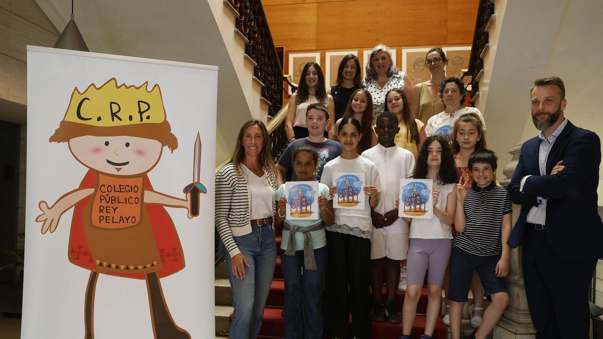 Ángela Pumariega, a la izquierda, y Daniel Martínez Junquera, a la derecha, junto a alumnos y profesores del colegio Rey Pelayo, en el Ayuntamiento.