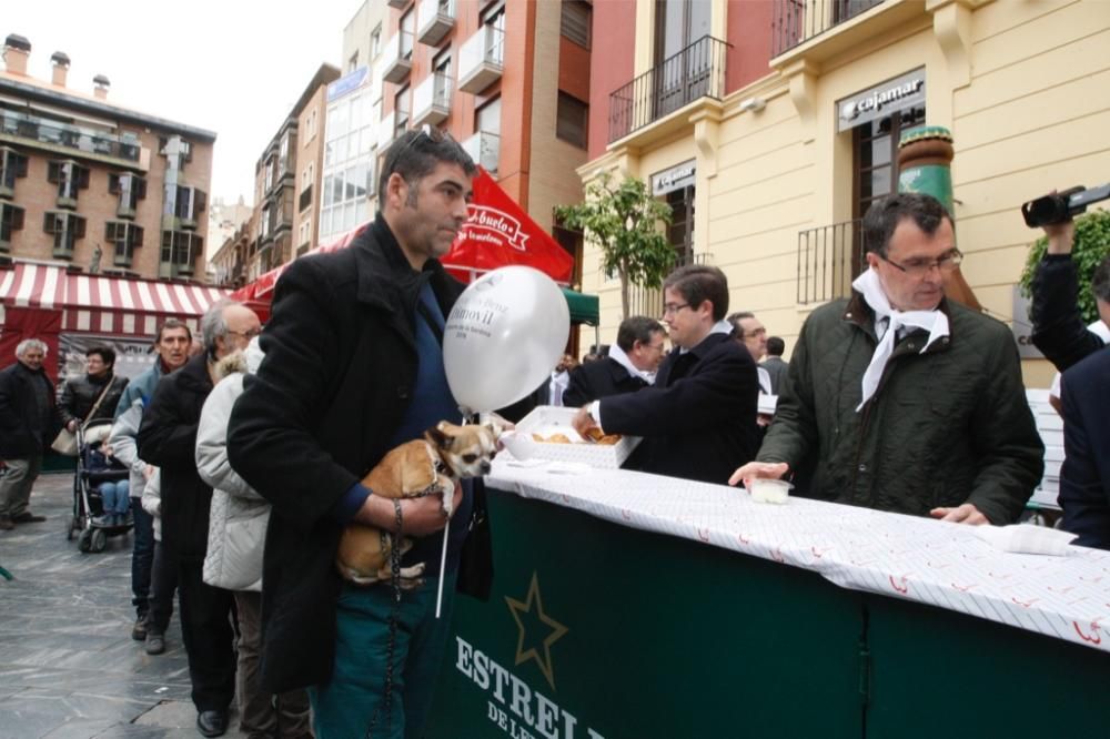 Reparto de pasteles de carne en la plaza del Romea