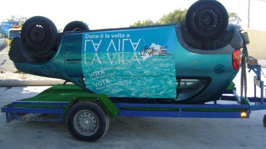 Gent de La Vila, de campaña con un coche al revés