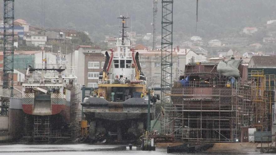 Varios buques en las gradas de un astillero gallego.