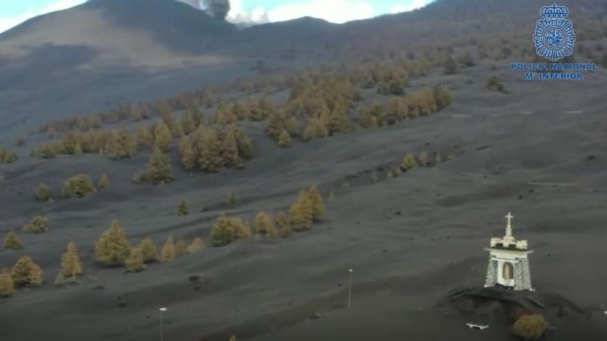 Un dron de la Policía Nacional sobrevuela una zona sepultada por las cenizas del volcán de La Palma