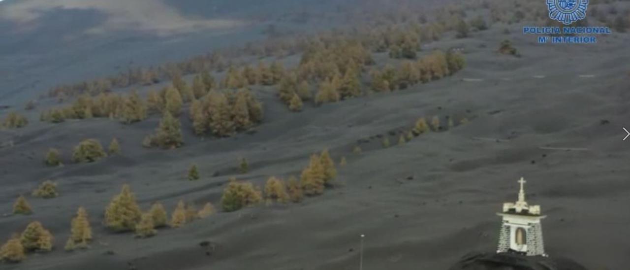 Un dron de la Policía Nacional sobrevuela Las Manchas en zonas cubiertas por la ceniza del volcán de La Palma (30/11/2021)