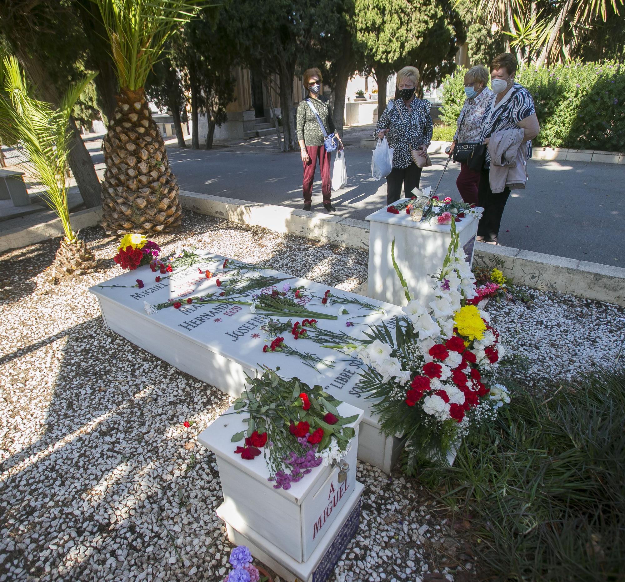 Día de Todos los Santos bajo mínimos de afluencia en el cementerio de Alicante