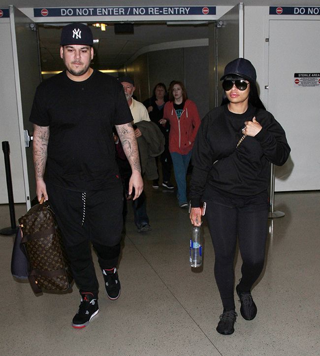 Robert Kardashian y Blac Chyna en el aeropuerto en 2016
