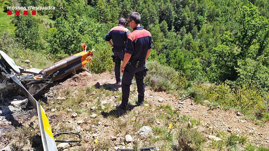 Dos mossos, al lloc de l&#039;accident.