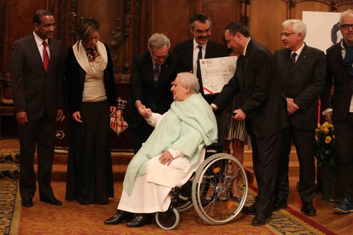 Carmen Balcells recibió la Medalla de Oro al Mérito en las Bellas Artes por parte del Rey Juan Carlos.