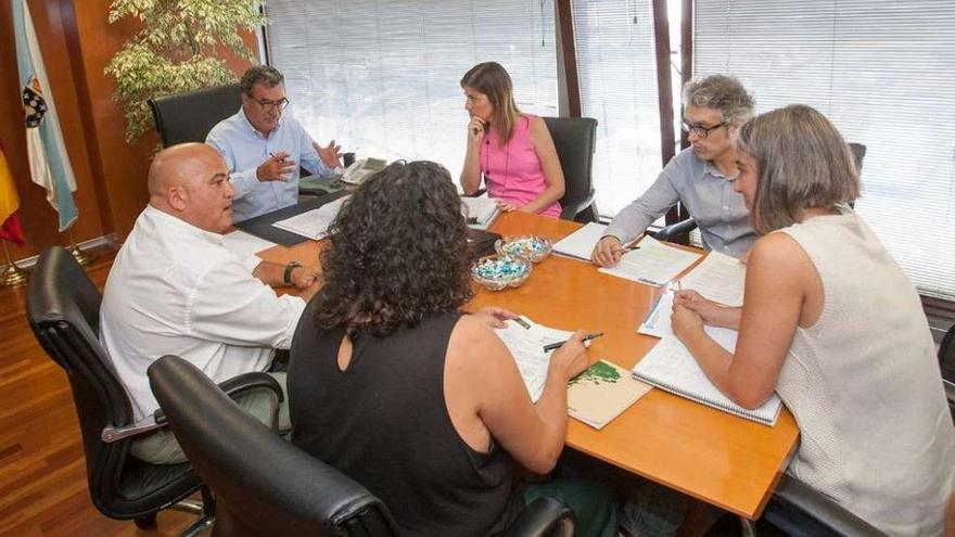 Al fondo, el director xeral; a su lado, el presidente del Consorcio; a la dcha., la edil coruñesa.