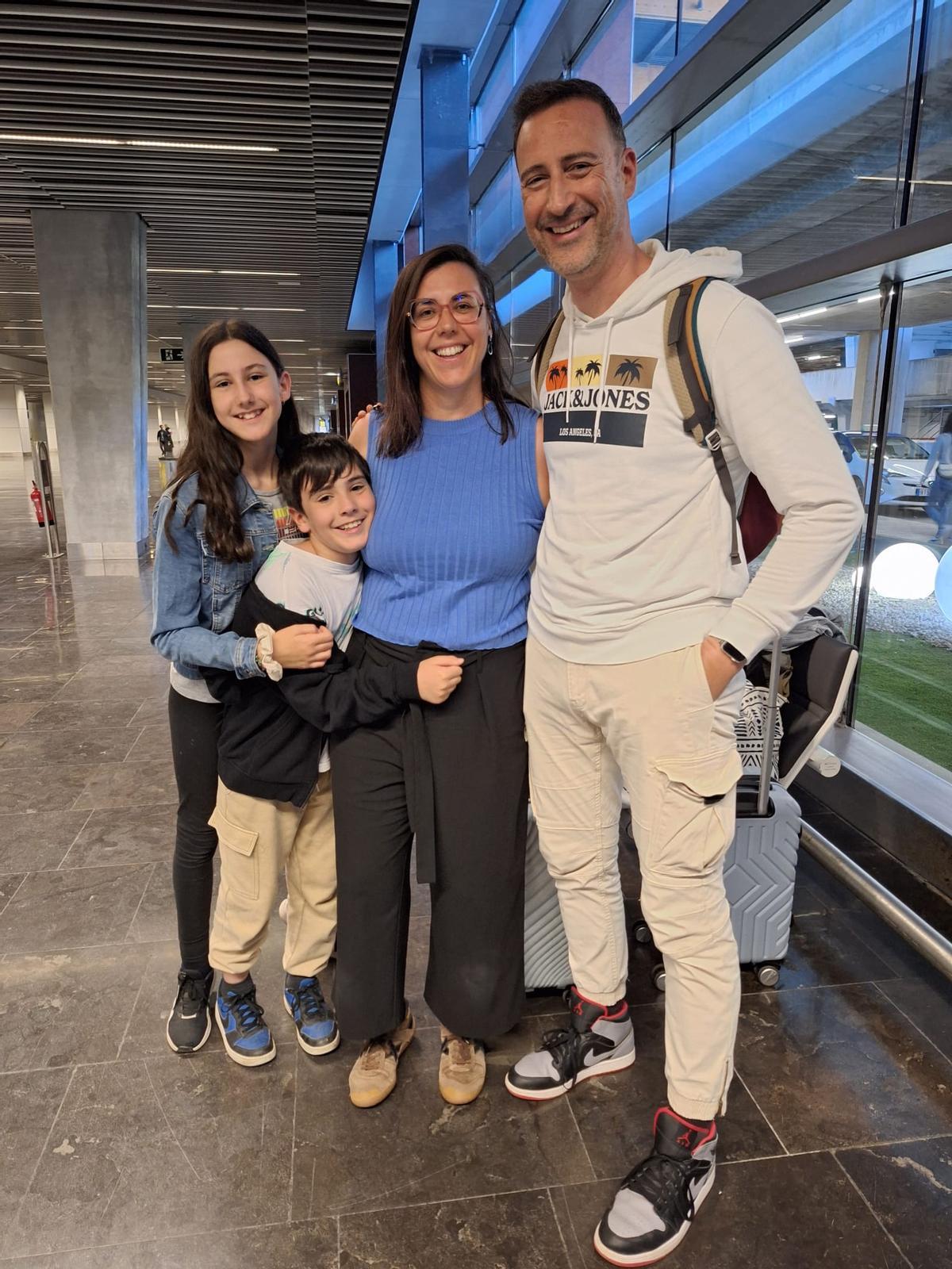 La familia Gómez Bernat comenzando sus vacaciones en Gran Canaria después de vivir la incertidumbre en Barcelona por el apagón.
