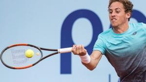 Francisco Cerúndolo de Argentina devuelve una pelota a Roberto Carballés de España hoy, de los octavos de final del Abierto de Tenis de Río de Janeiro (Brasil). EFE/Andre Coelho