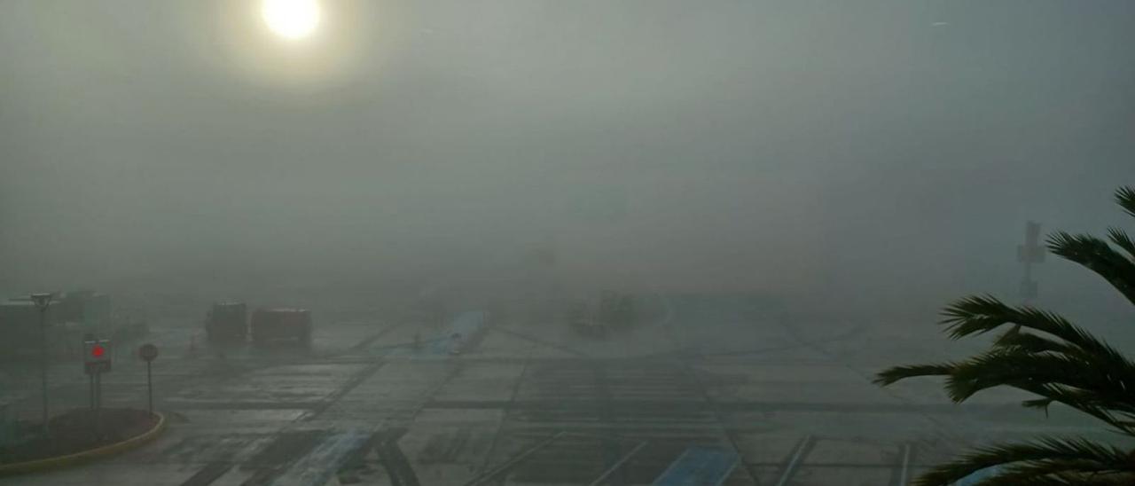 Las pistas del aeropuerto de Ibiza cubiertas de espesa niebla el jueves por la mañana.