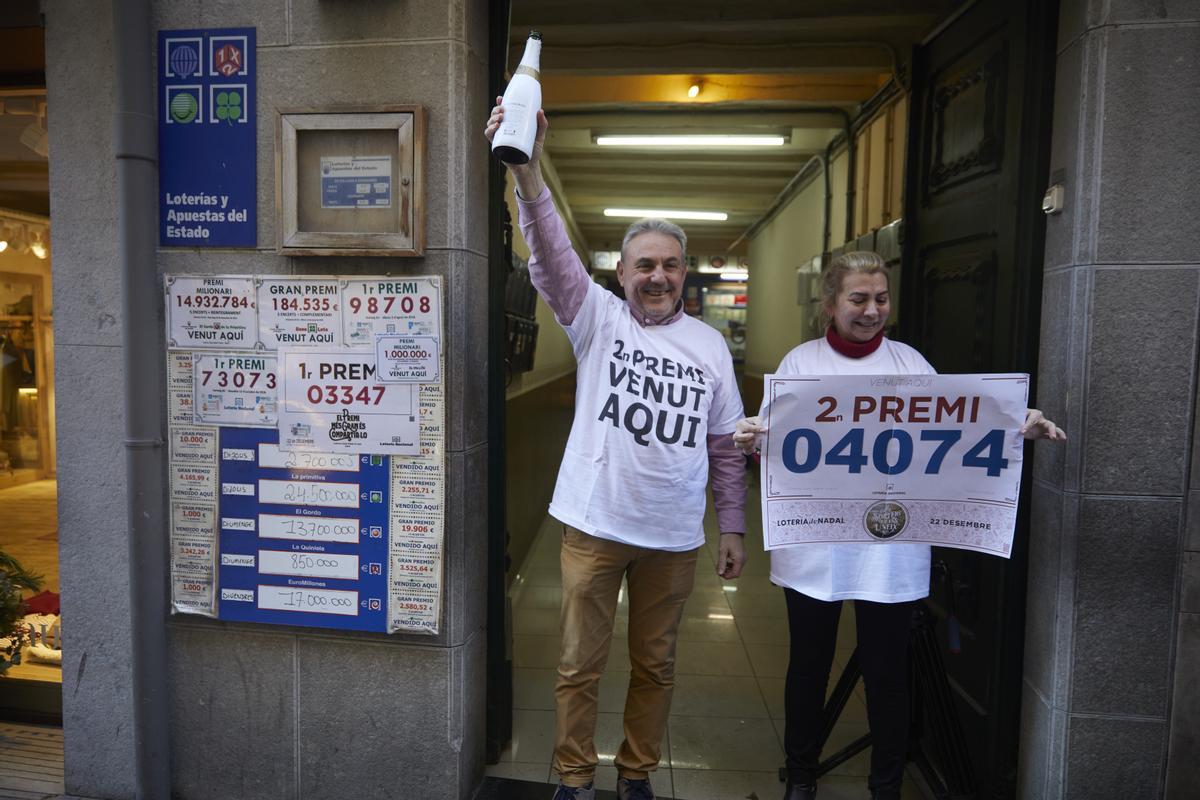 Celebración en la administración de lotería número 1 de Olot, donde se ha vendido el segundo premio.