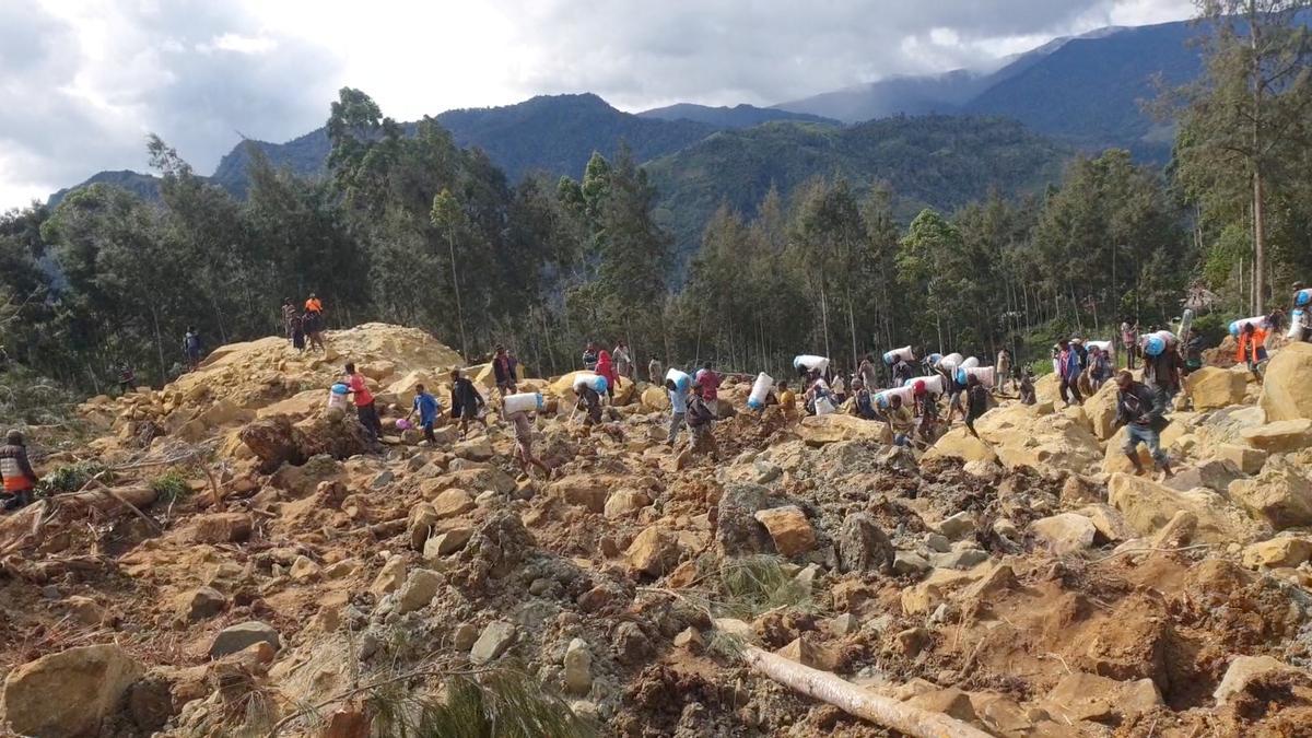 Un equipo de rescatistas trabaja en las labores de rescate tras una avalancha de tierra en una aldea de Papúa Nueva Guinea.