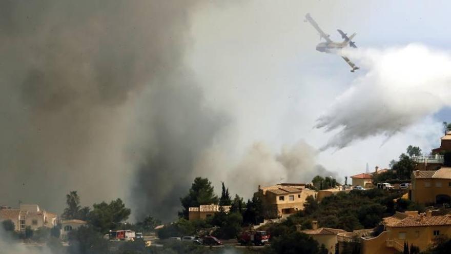 El incendio forestal de Xàbia calcina varias casas tras quemar 800 hectáreas