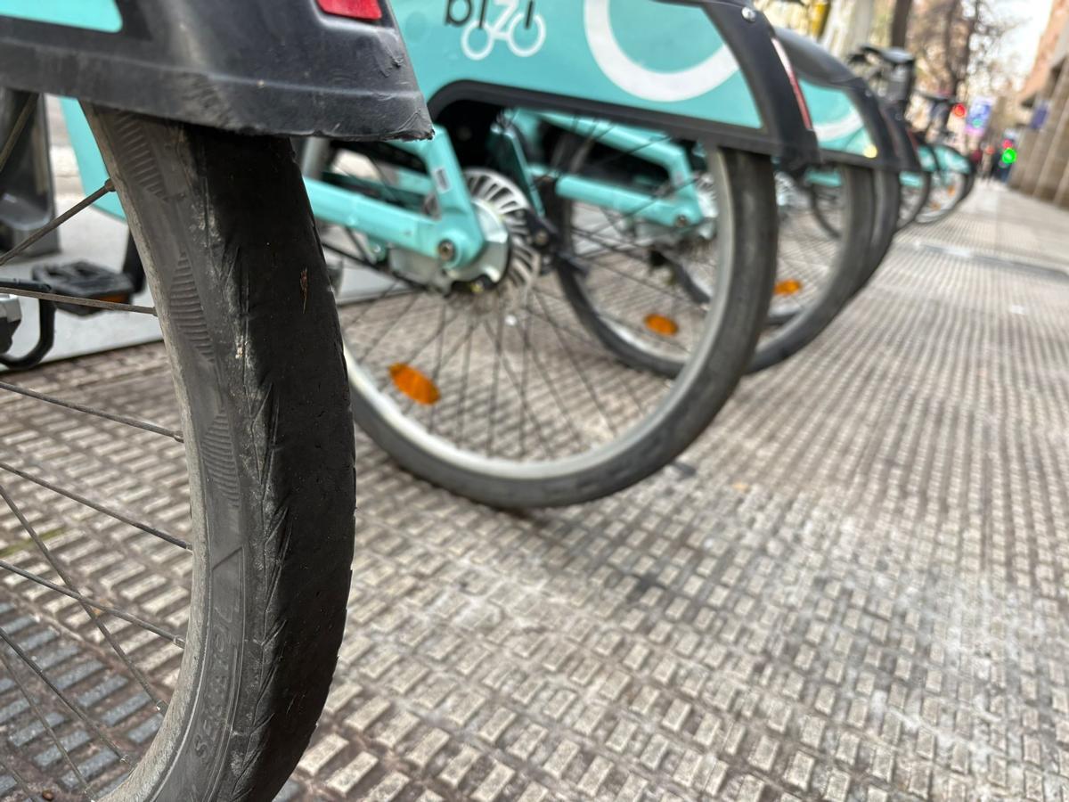 Una rueda, totalmente plana por el desgaste, este martes en una parada del Bizi.