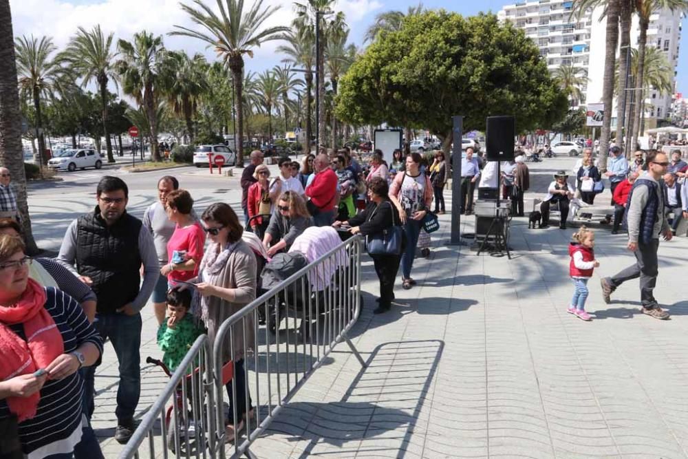 Centenares de comensales pasaron por el Passeig de ses Fonts para probar alguna de las exquisiteces cocinadas con pescado o marisco