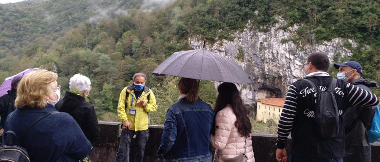 Estévez guiando a turistas por Covadonga.