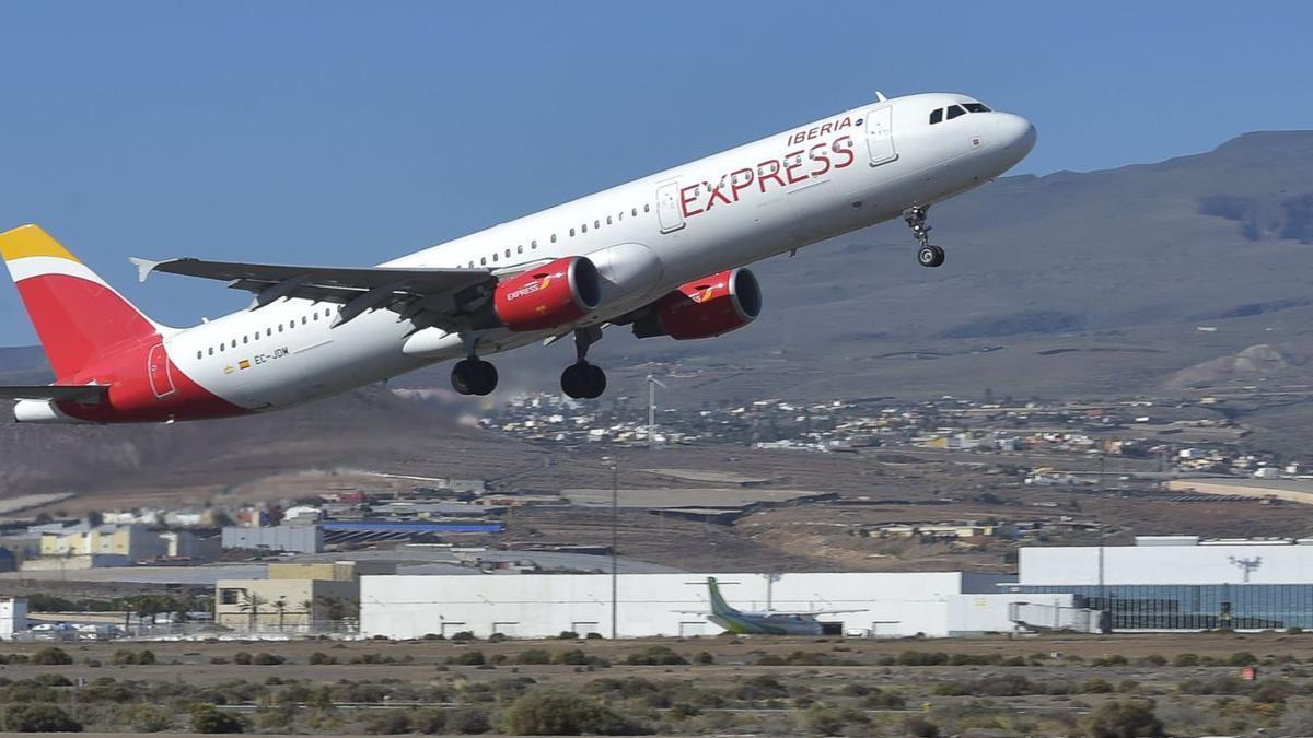 Despegue de un avión comercial de Iberia Express.