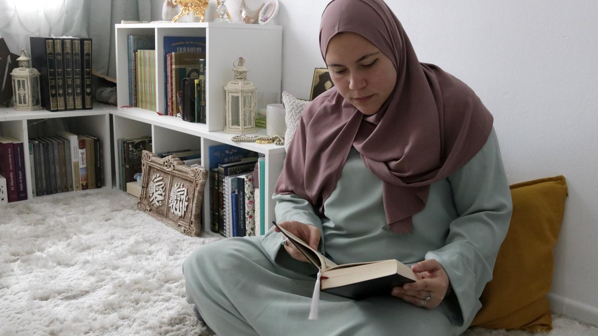 La Nagia, de 29 anys i practicant de la religió musulmana, llegint a la seva habitació de Pineda de Mar
