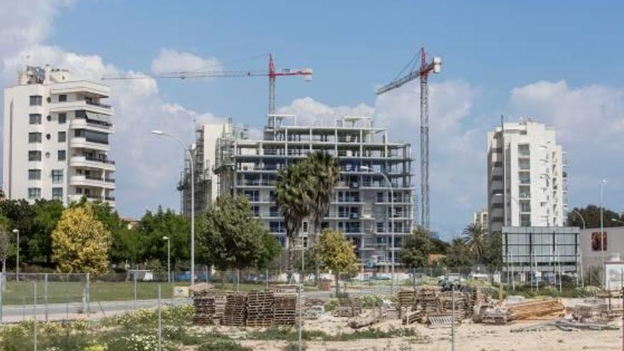 Imagen de archivo de construcción de viviendas en el municipio de Alicante.