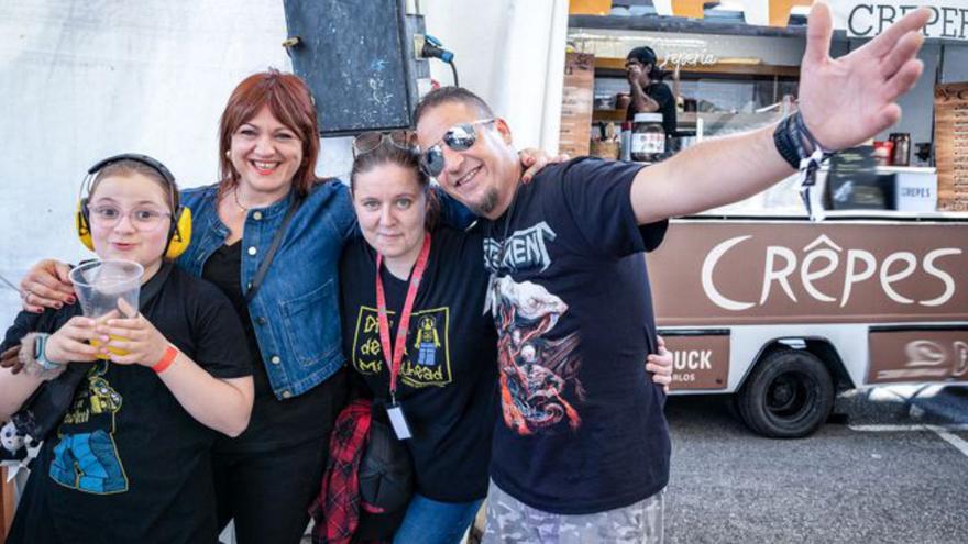 Julia Martínez-Lombó, segunda por la derecha, en un festival rock hace unos días.