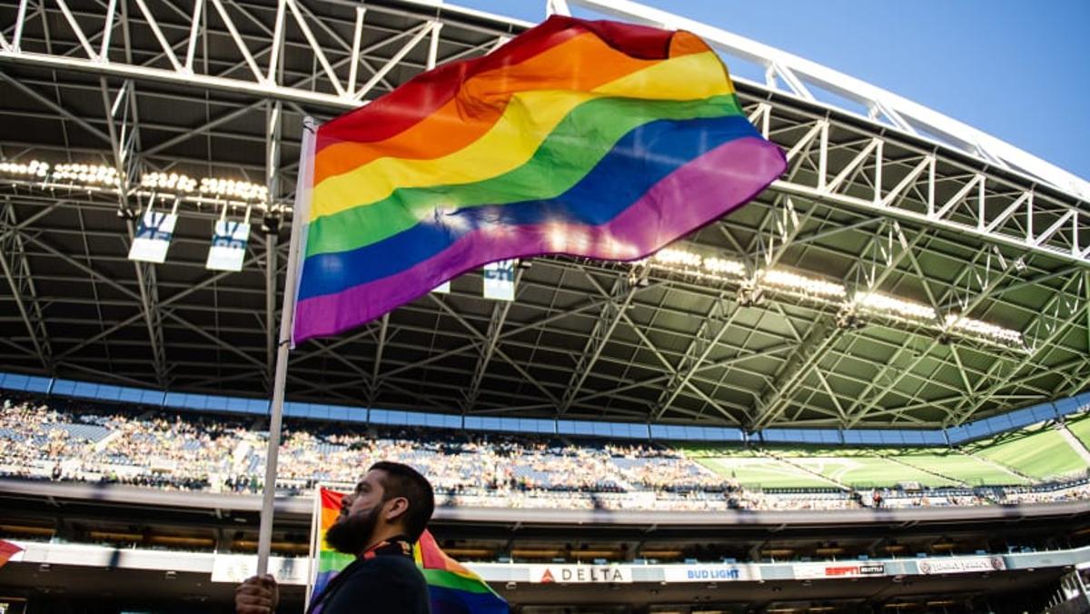 La bandera del orgullo, en el campo del Seattle Sounders FC