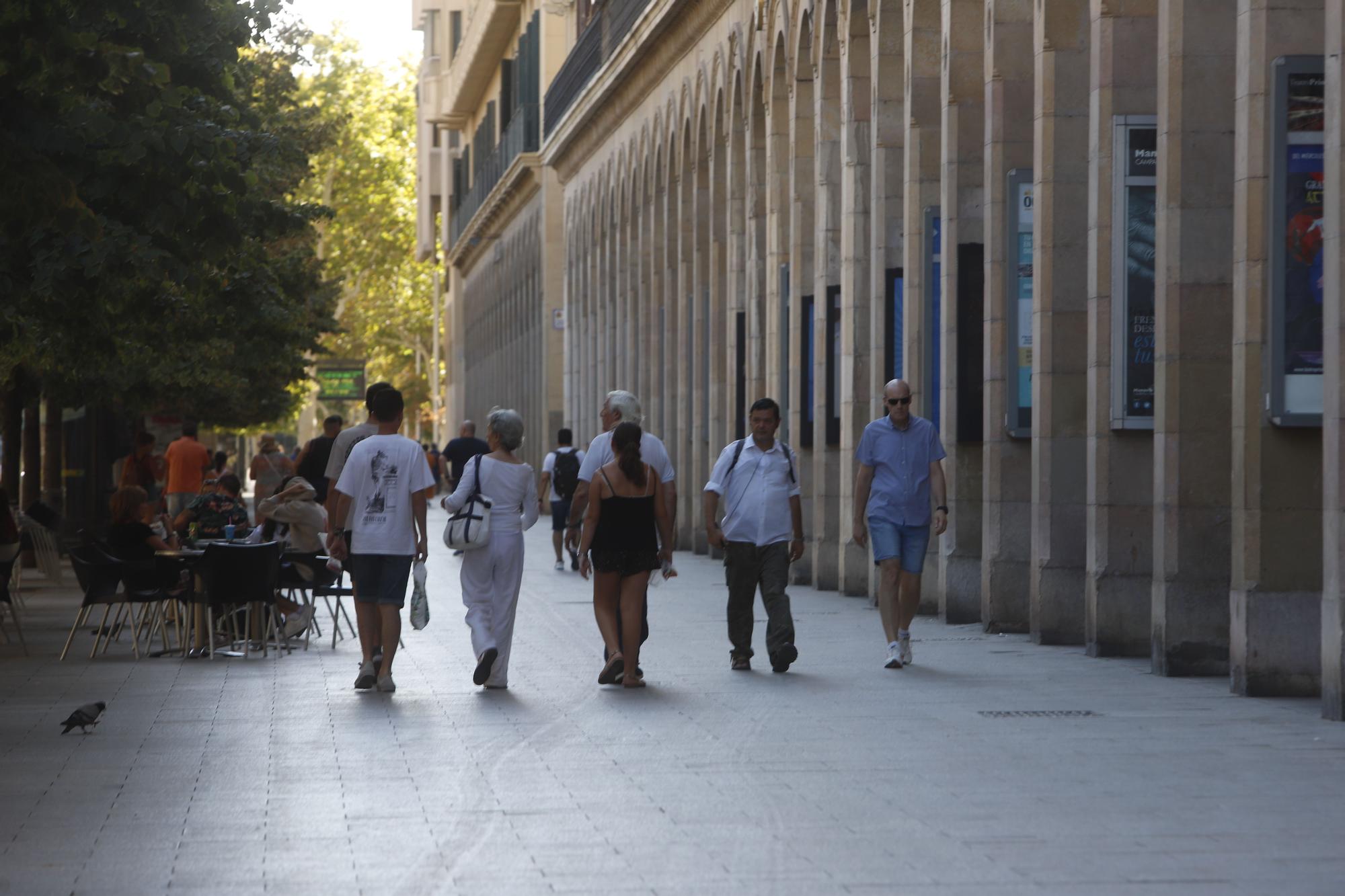 Paraguas y terrazas vacías: la estampa de la ola de calor en Zaragoza