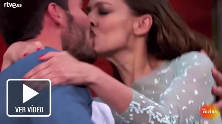 Apasionado beso entre Eva González y Saúl Craviotto