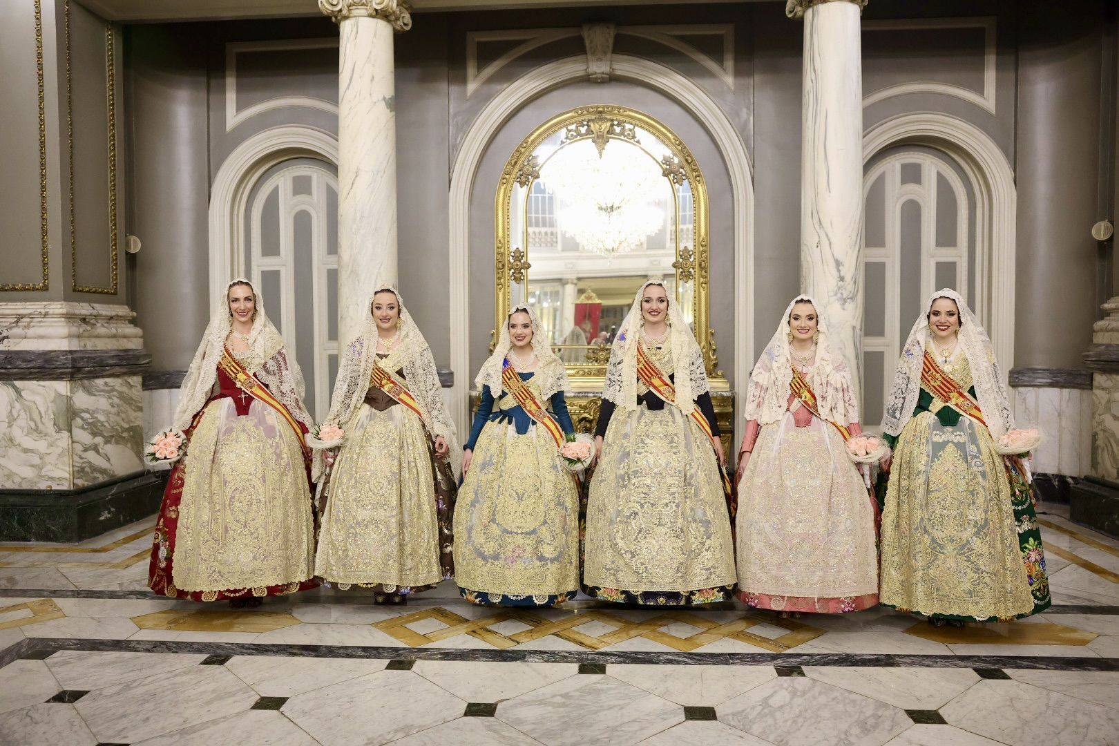 Laura Mengó y su corte coronan la ofrenda a la Virgen