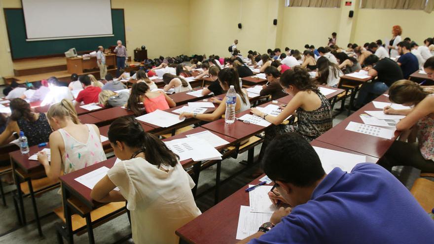 Alumnos de Bachillerato hacen la prueba de acceso a la Universidad en la facultad de Medicina el pasado mes de junio.