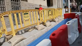 Comienzan las obras en Clara Campoamor con catas en aceras mientras los vecinos mantienen sus pancartas