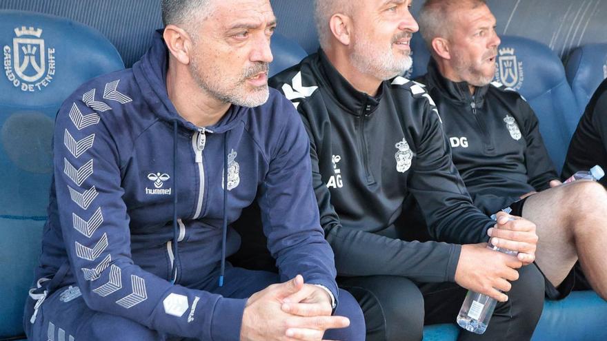 Xavier García Pimienta, entrenador de la UD Las Palmas, durante el partido de ayer. | |