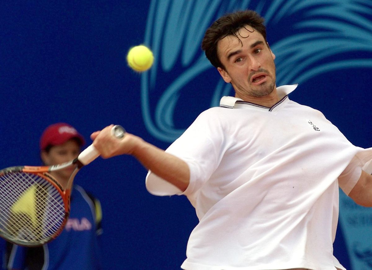 NIC26 - 20000418 - MONACO, MONACO : Spanish Alberto Berasategui returns the ball to his compatriot Alex Corretja 18 April 2000 during their first round match of the Monte Carlo tennis tournament. Berasategui was defeated 6-7, 1-6. EPA PHOTO AFP/VANINA LUCCHESI/VL/AO. deportiva accion 2000 solo _ horizontal