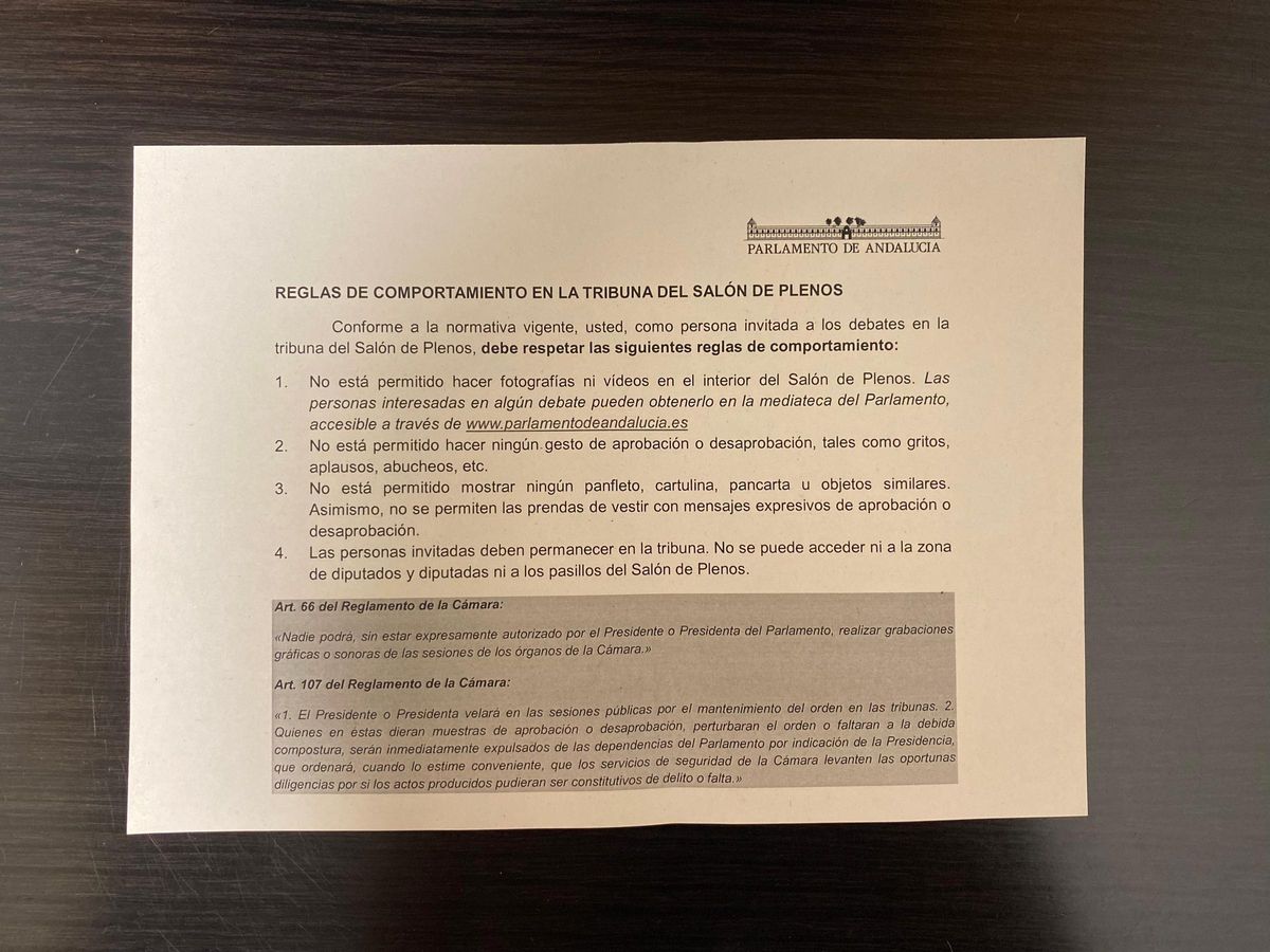 Folleto que han repartido a los invitados.