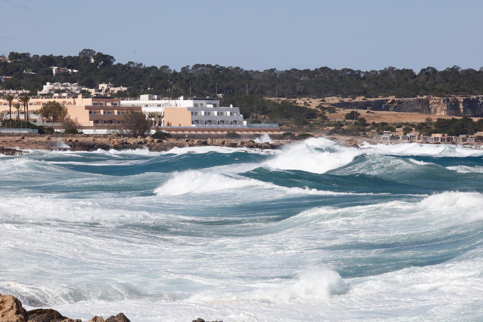 Las imágenes del temporal de viento y oleaje que azota Ibiza y Formentera