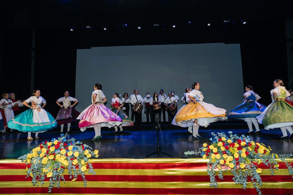 Dansà tradicional en el Auditori Municipal de Riba-roja de Túria.