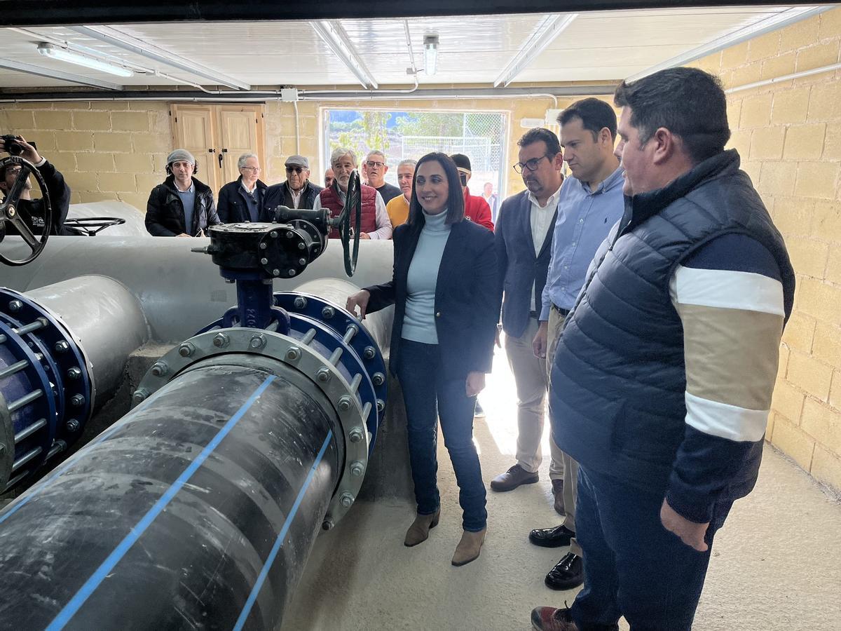 Sara Rubira junto al alcalde de Cieza, Tomás Rubio, durante la visita a las nuevas infraestructuras del municipio.