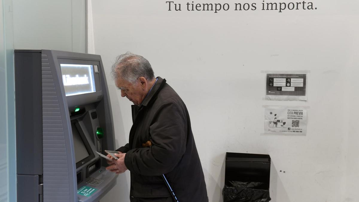 Los pensionistas celebran el adelanto de su paga mensual