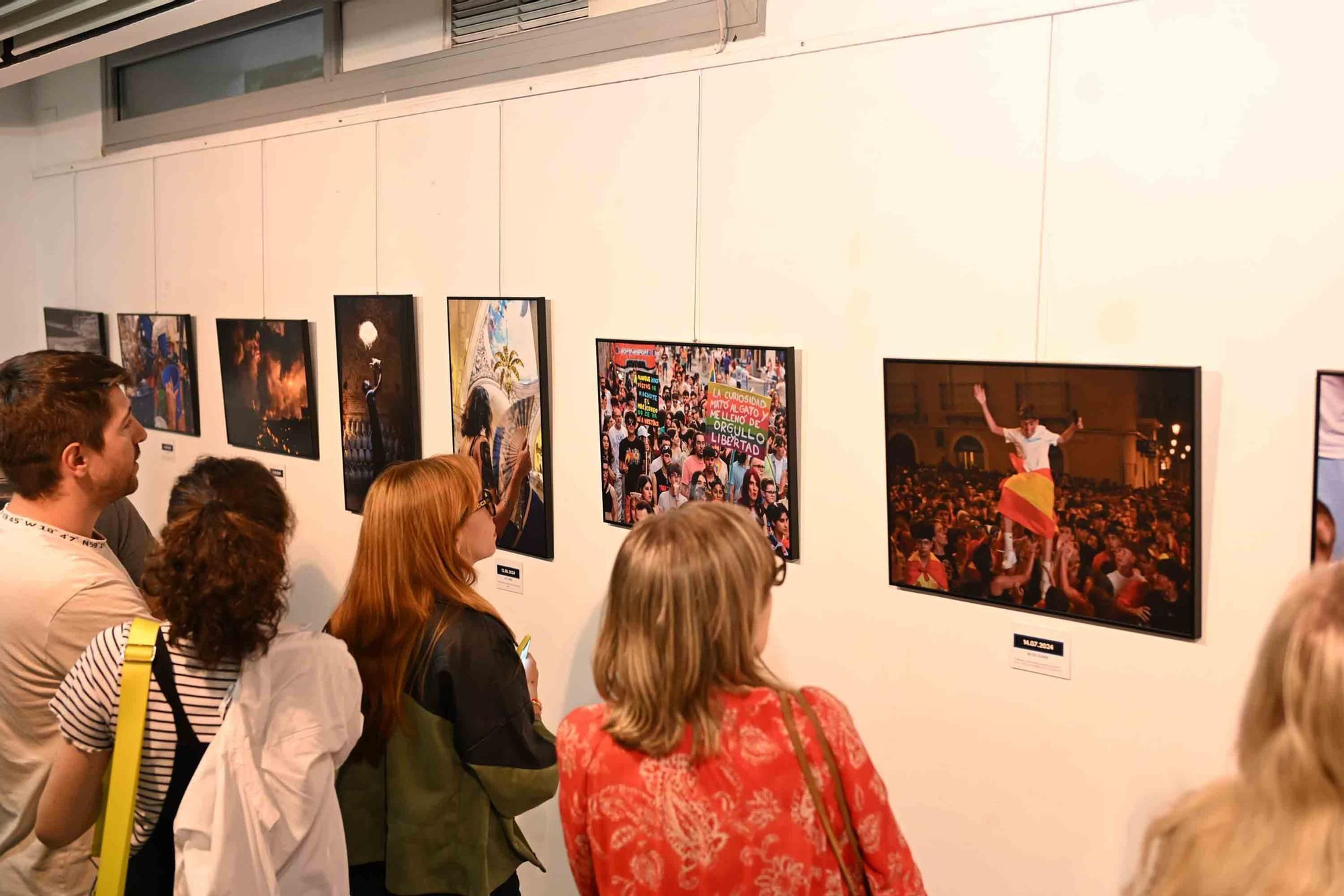 lleno total en la inauguración de INFotoperiodistas 2024,. un año de fotografía de prensa en Alicante