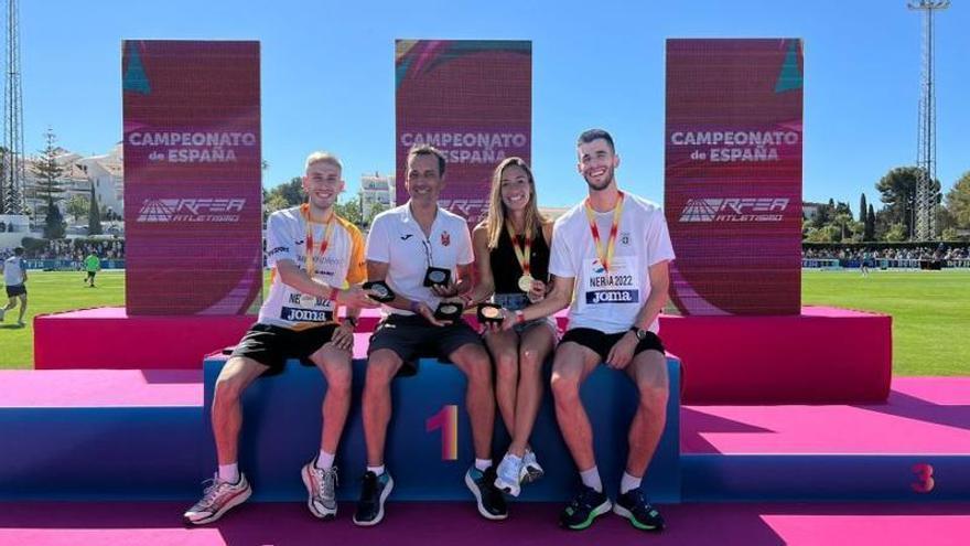 Marc Tur, en el podio del Nacional de los 10.000 metros marcha en Nerja.